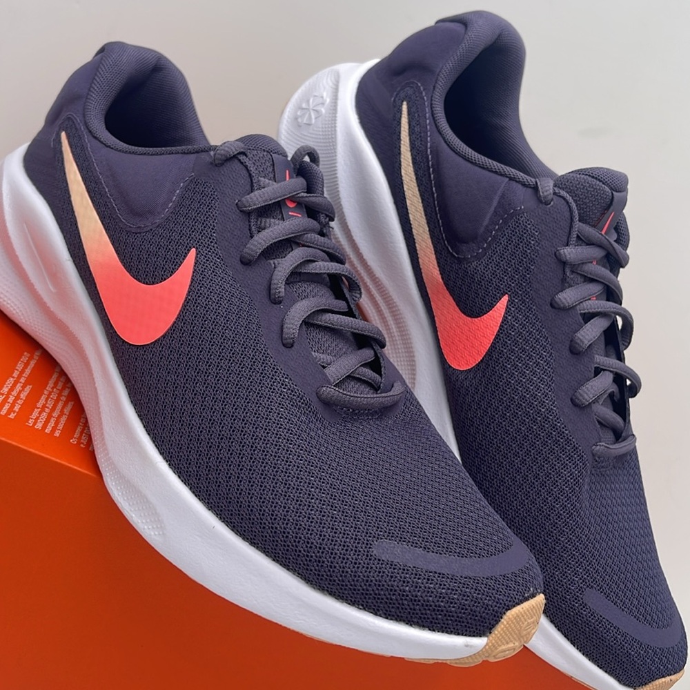 NIKE Men’s REVOLUTION 7
DK RAISIN/CRIMSON TINT-WHITE-HOT PUNCH
Style FB2208-500 - Picture 6 of 16